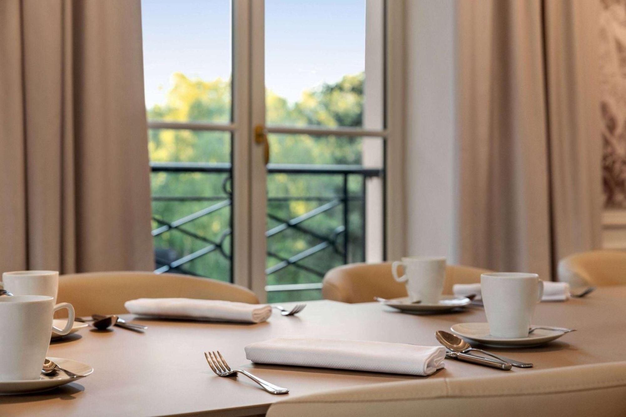 Dolce By Wyndham Versailles - Domaine Du Montcel ชูย์-ออง-โชแซส ภายนอก รูปภาพ